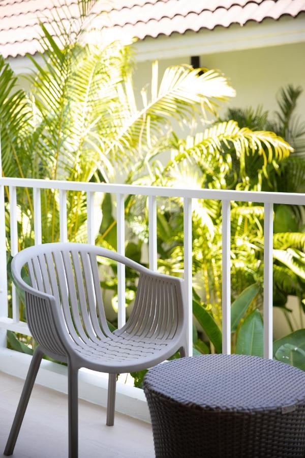 Chambre Double Thaïlandaise Décorée Simplement avec Balcon